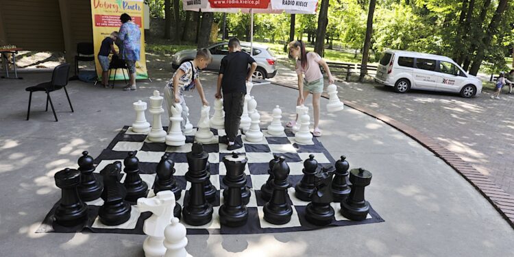 20.07.2022. Kielce. Park Miejski. Wakacyjna Szkoła Szachowa Radia Kielce / Fot. Jarosław Kubalski - Radio Kielce