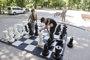 20.07.2022. Kielce. Park Miejski. Wakacyjna Szkoła Szachowa Radia Kielce / Fot. Jarosław Kubalski - Radio Kielce