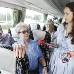 24.07.2022. Kielce. Bezpłatny autokar na Święty Krzyż. Na zdjęciu (z prawej): Monika Miller - Radio Kielce w rozmowie z pasażerami / Fot. Jarosław Kubalski - Radio Kielce