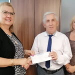 25.07.2022. Kazimierza Wielka. Przekazanie dwóch czeków dla samorządu Kazimierzy Wielkiej. Na zdjęciu (od lewej) Bożena Serafin, Adam Bodzioch - burmistrz Kazimierza Wielka, Edyta Molo - dyrektor Miejsko - Gminnego Ośrodka Pomocy Społecznej w Kazimierzy Wielkiej. / Fot. Marta Gajda-Kruk - Radio Kielce