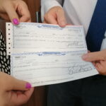 25.07.2022. Kazimierza Wielka. Przekazanie dwóch czeków dla samorządu Kazimierzy Wielkiej / Fot. Marta Gajda-Kruk - Radio Kielce