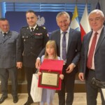 04.07.2022. Kielce. Wręczenie nagrody dla 12-letniej Nikoli Śledzik z Buska–Zdroju. Na zdjęciu (od lewej): Jacek Lagierski - dyrektor Aresztu Śledczego w Kielcach, nadbrygadier Jarosław Ciosek - komendant wojewódzki PSP, Nikola Śledzik - nagrodzona, Zbigniew Koniusz - wojewoda świętokrzyski, Andrzej Bętkowski - marszałek województwa świętokrzyskiego / Fot. Iwona Murawska - Radio Kielce