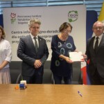 08.07.2022. Kielce. Przekazanie środków na rehabilitację niepełnosprawnych i likwidację barier architektonicznych. Na zdjęciu (od lewej): Iwona Kumor - Urząd Miasta Kielce, Krzysztof Słoń - senator PiS, Magdalena Gościniewicz - dyrektor MOPR w Kielcach i Andrzej Michalski - dyrektor PFRON w Kielcach / Fot. Iwona Murawska - Radio Kielce