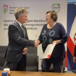 08.07.2022. Kielce. Przekazanie środków na rehabilitację niepełnosprawnych i likwidację barier architektonicznych. Na zdjęciu (od lewej): Iwona Kumor - Urząd Miasta Kielce, Krzysztof Słoń - senator PiS, Magdalena Gościniewicz - dyrektor MOPR w Kielcach i Andrzej Michalski - dyrektor PFRON w Kielcach / Fot. Iwona Murawska - Radio Kielce