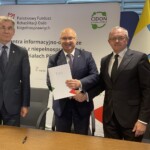 08.07.2022. Kielce. Przekazanie środków na rehabilitację niepełnosprawnych i likwidację barier architektonicznych. Na zdjęciu (od lewej): Kazimierz Żółtak - członek zarządu powiatu opatowskiego, Tomasz Staniek - starosta opatowski i Andrzej Michalski - dyrektor PFRON w Kielcach / Fot. Iwona Murawska - Radio Kielce