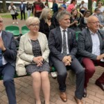 08.07.2022. Zgórsko. 26. Letnich Spotkaniach Osób Niepełnosprawnych. Na zdjęciu (od lewej): Stefan Bąk - członek zarządu powiatu kieleckiego, Ewa Wilk - Powiatowe Centrum Pomocy Rodzinie w Kielcach, Krzysztof Słoń - senator PiS i Zbigniew Szybalski, dyrektor Domu Pomocy Społecznej w Zgórsku / Fot. Iwona Murawska - Radio Kielce