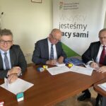 15.07.2022. Kielce. Przekazanie pieniędzy na pomoc dla niepełnosprawnych. Na zdjęciu (od lewej): Tomasz Pleban - wicestarosta powiatu kieleckiego, Stefan Bąk - członek zarządu powiatu kieleckiego, Andrzej Michalski - dyrektor PFRON / Fot. Iwona Murawska - Radio Kielce