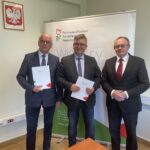 15.07.2022. Kielce. Przekazanie pieniędzy na pomoc dla niepełnosprawnych. Na zdjęciu (od lewej): Stefan Bąk, członek zarządu powiatu kieleckiego, Tomasz Pleban, wicestarosta powiatu kieleckiego, Andrzej Michalski, dyrektor PFRON / Fot. Iwona Murawska - Radio Kielce