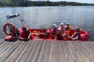 Dzieci wypoczywają, pływają na skuterach i uczą się, jak bezpiecznie zachować się nad wodą - Radio Kielce