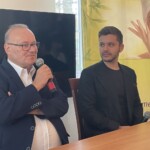 06.07.2022. Busko-Zdrój. Kawiarenka festiwalowa. Na zdjęciu (od lewej): Artur Jaroń - dyrektor artystyczny Festiwalu im. Krystyny Jamroz i Kamil Pacholec - pianista / Fot. Dorota Klusek - Radio Kielce