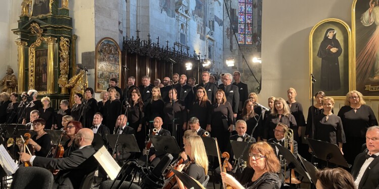 06.07.2022. Bazylika Kolegiacka w Wiślicy. Wykonanie Wielkiej mszy c-moll Wolfganga Amadeusza Mozarta / Fot. Dorota Klusek - Radio Kielce