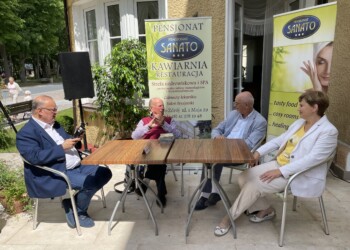 09.07.2022. Busko-Zdrój. Kawiarenka festiwalowa. Na zdjęciu (od lewej): Artur Jaroń – dyrektor artystyczny festiwalu, Krzysztof Jakowicz – skrzypce, Czesław Grabowski – dyrygent, kompozytor z żoną Aleksandrą