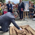 09.07.2022. Busko-Zdrój. Odsłonięcie słoneczka w Parku Zdrojowym. Na zdjęciu: Adam Zdunikowski - tenor / Fot. Dorota Klusek - Radio Kielce