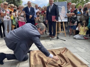 09.07.2022. Busko-Zdrój. Odsłonięcie słoneczka w Parku Zdrojowym. Na zdjęciu: Adam Zdunikowski - tenor / Fot. Dorota Klusek - Radio Kielce