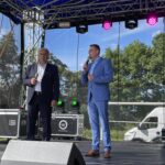 17.07.2022. Stawy w gminie Imielno. Piknik rodzinny. Na zdjęciu (od lewej): Zbigniew Huk - wójt gminy Imielno, Paweł Faryna - starosta konecki. / Fot. Michał Kita - Radio Kielce