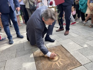 09.07.2022. Busko-Zdrój. Odsłonięcie słoneczka w Parku Zdrojowym. Na zdjęciu: Adam Zdunikowski - tenor / Fot. Dorota Klusek - Radio Kielce