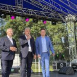 17.07.2022. Stawy w gminie Imielno. Piknik rodzinny. Na zdjęciu (od lewej): poseł Krzysztof Lipiec, Zbigniew Huk - wójt gminy Imielno, Paweł Faryna - starosta konecki. / Fot. Michał Kita - Radio Kielce