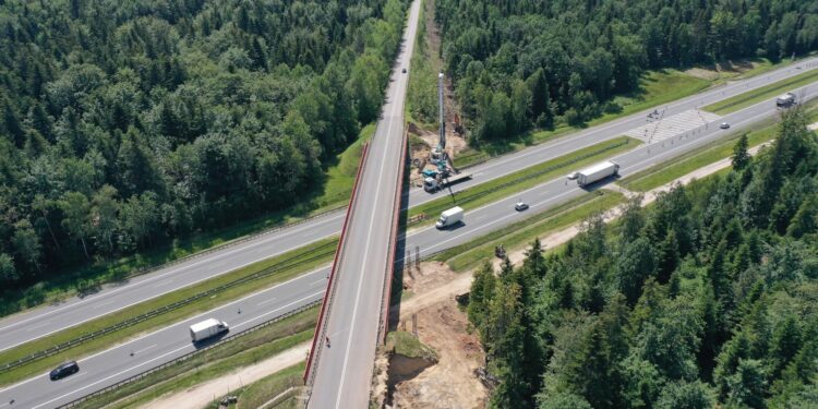 21.07.2022. Droga ekspresowa S7. Budowa kładki rowerowej / Fot. Jarosław Kubalski - Radio Kielce