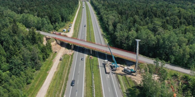 21.07.2022. Droga ekspresowa S7. Budowa kładki rowerowej / Fot. Jarosław Kubalski - Radio Kielce