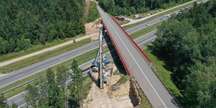 21.07.2022. Droga ekspresowa S7. Budowa kładki rowerowej / Fot. Jarosław Kubalski - Radio Kielce