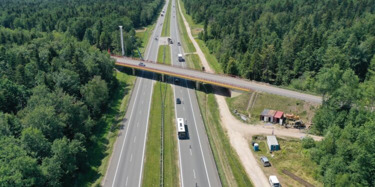 21.07.2022. Droga ekspresowa S7. Budowa kładki rowerowej / Fot. Jarosław Kubalski - Radio Kielce