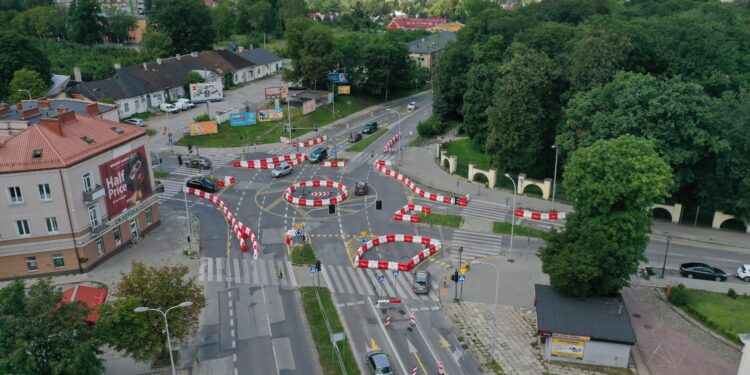 24.07.2022. Kielce. Tymczasowe rondo na skrzyżowaniu ulic Ogrodowej, Jana Pawła II i Seminaryjskiej / Fot. Jarosław Kubalski - Radio Kielce