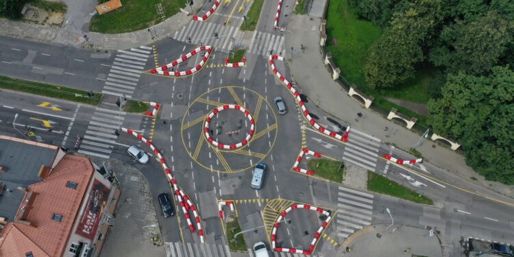 Kielce. Tymczasowe rondo na skrzyżowaniu ulic Ogrodowej, Jana Pawła II i Seminaryjskiej / Fot. Jarosław Kubalski - Radio Kielce