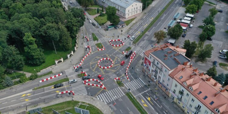 24.07.2022. Kielce. Tymczasowe rondo na skrzyżowaniu ulic Ogrodowej, Jana Pawła II i Seminaryjskiej / Fot. Jarosław Kubalski - Radio Kielce