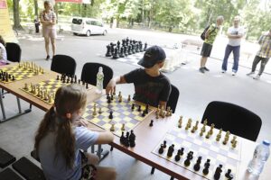 27.07.2022. Kielce. Park Miejski. Wakacyjna Szkoła Szachowa Radia Kielce / Fot. Jarosław Kubalski - Radio Kielce