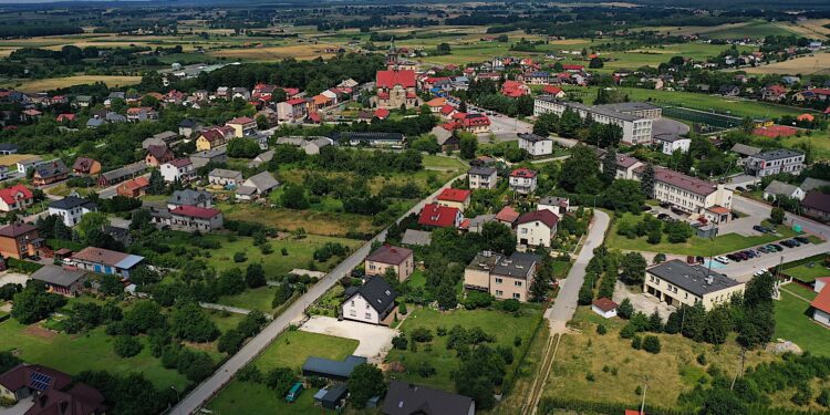 27.07.2022. Łopuszno. Widok na miejscowość / Fot. Jarosław Kubalski - Radio Kielce