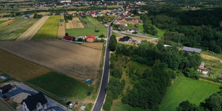 28.07.2022. Łagów. Droga powiatowa, łącząca Łagów z miejscowością Sędek / Fot. Jarosław Kubalski - Radio Kielce