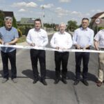 28.07.2022. Łagów. Otwarcie drogi powiatowej, łączącej Łagów z miejscowością Sędek. Na zdjęciu (od lewej): Zbigniew Wróbel - dyrektor Powiatowego Zarządu Dróg, Cezary Majcher - członek zarządu powiatu, poseł Krzysztof Lipiec, Stefan Bąk - członek zarządu powiatu/ Fot. Jarosław Kubalski - Radio Kielce