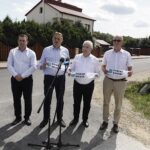 28.07.2022. Łagów. Otwarcie drogi powiatowej, łączącej Łagów z miejscowością Sędek. Na zdjęciu (od lewej): Cezary Majcher - członek zarządu powiatu, Mirosław Gębski - starosta kielecki, poseł Krzysztof Lipiec, Stefan Bąk - członek zarządu powiatu / Fot. Jarosław Kubalski - Radio Kielce