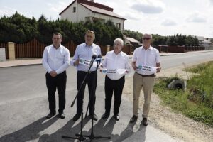 28.07.2022. Łagów. Otwarcie drogi powiatowej, łączącej Łagów z miejscowością Sędek. Na zdjęciu (od lewej): Cezary Majcher - członek zarządu powiatu, Mirosław Gębski - starosta kielecki, poseł Krzysztof Lipiec, Stefan Bąk - członek zarządu powiatu / Fot. Jarosław Kubalski - Radio Kielce