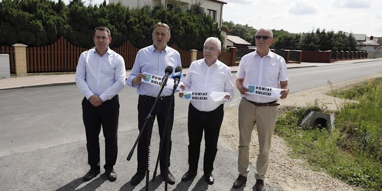 28.07.2022. Łagów. Otwarcie drogi powiatowej, łączącej Łagów z miejscowością Sędek. Na zdjęciu (od lewej): Cezary Majcher - członek zarządu powiatu, Mirosław Gębski - starosta kielecki, poseł Krzysztof Lipiec, Stefan Bąk - członek zarządu powiatu / Fot. Jarosław Kubalski - Radio Kielce