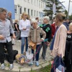 Kielce. Wyjazd niepełnosprawnych na obóz rehabilitacyjny. Na zdjęciu (z lewej): senator Krzysztof Słoń / Fot. Kamil Król - Radio Kielce