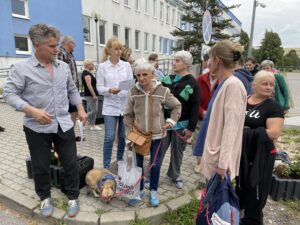 Kielce. Wyjazd niepełnosprawnych na obóz rehabilitacyjny. Na zdjęciu (z lewej): senator Krzysztof Słoń / Fot. Kamil Król - Radio Kielce