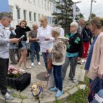 Kielce. Wyjazd niepełnosprawnych na obóz rehabilitacyjny. Na zdjęciu (z lewej): senator Krzysztof Słoń / Fot. Kamil Król - Radio Kielce