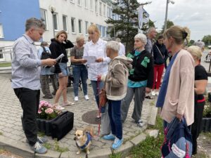 Kielce. Wyjazd niepełnosprawnych na obóz rehabilitacyjny. Na zdjęciu (z lewej): senator Krzysztof Słoń / Fot. Kamil Król - Radio Kielce