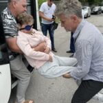 Kielce. Wyjazd niepełnosprawnych na obóz rehabilitacyjny. Na zdjęciu (z prawej): senator Krzysztof Słoń / Fot. Kamil Król - Radio Kielce