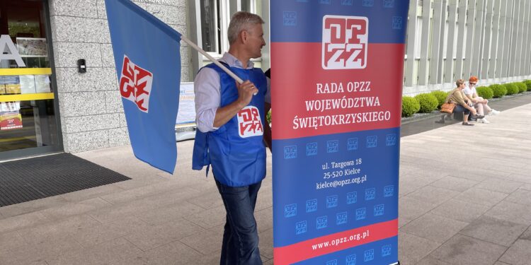 30.07.2022. Kielce. Świętokrzyski Urząd Wojewódzki. Pikieta OPZZ / Fot. Kamil Król - Radio Kielce