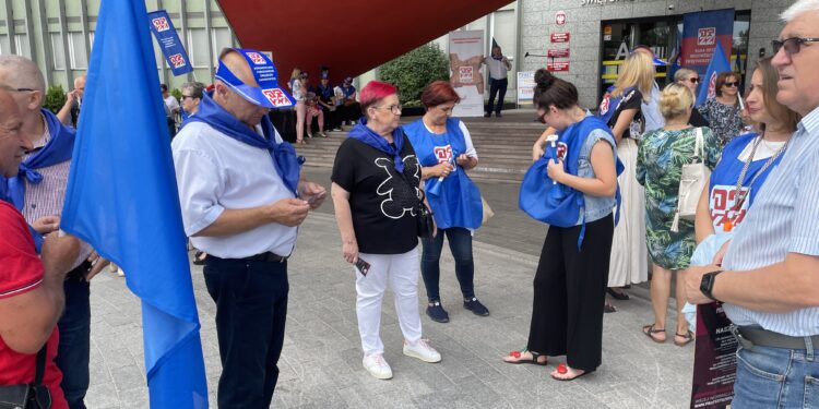 30.07.2022. Kielce. Świętokrzyski Urząd Wojewódzki. Pikieta OPZZ / Fot. Kamil Król - Radio Kielce