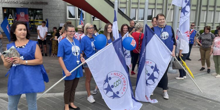 30.07.2022. Kielce. Świętokrzyski Urząd Wojewódzki. Pikieta OPZZ / Fot. Kamil Król - Radio Kielce