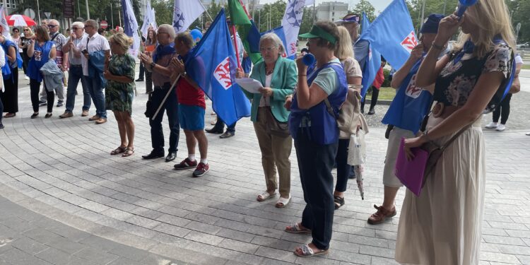 30.07.2022. Kielce. Świętokrzyski Urząd Wojewódzki. Pikieta OPZZ / Fot. Kamil Król - Radio Kielce