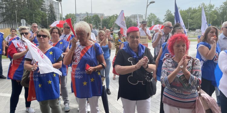 30.07.2022. Kielce. Świętokrzyski Urząd Wojewódzki. Pikieta OPZZ / Fot. Kamil Król - Radio Kielce