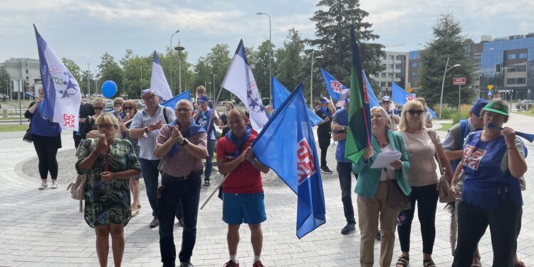 30.07.2022. Kielce. Świętokrzyski Urząd Wojewódzki. Pikieta OPZZ / Fot. Kamil Król - Radio Kielce