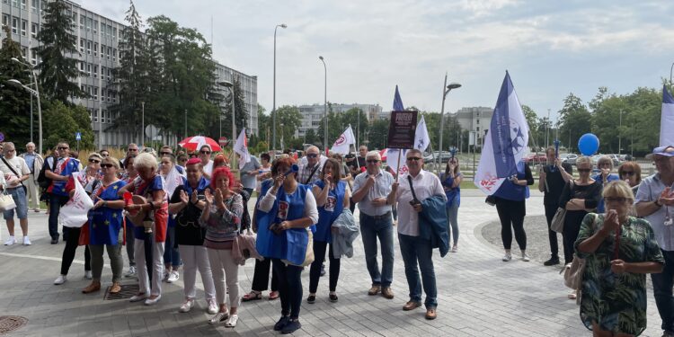 30.07.2022. Kielce. Świętokrzyski Urząd Wojewódzki. Pikieta OPZZ / Fot. Kamil Król - Radio Kielce