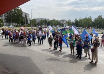 30.07.2022. Kielce. Świętokrzyski Urząd Wojewódzki. Pikieta OPZZ / Fot. Kamil Król - Radio Kielce