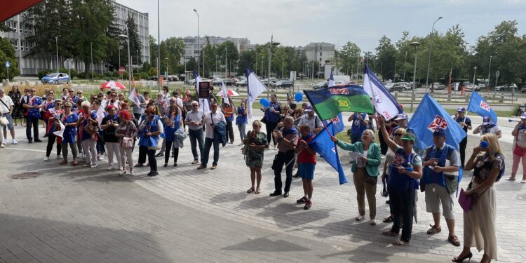 30.07.2022. Kielce. Świętokrzyski Urząd Wojewódzki. Pikieta OPZZ / Fot. Kamil Król - Radio Kielce