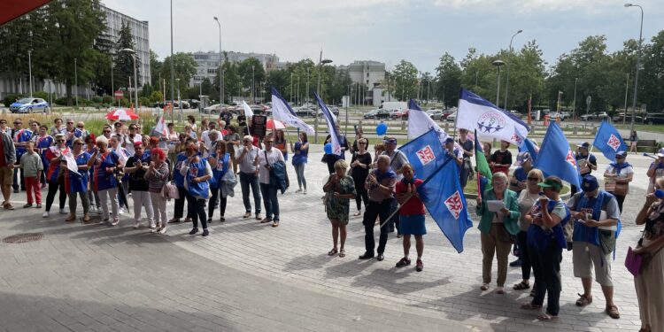 30.07.2022. Kielce. Świętokrzyski Urząd Wojewódzki. Pikieta OPZZ / Fot. Kamil Król - Radio Kielce